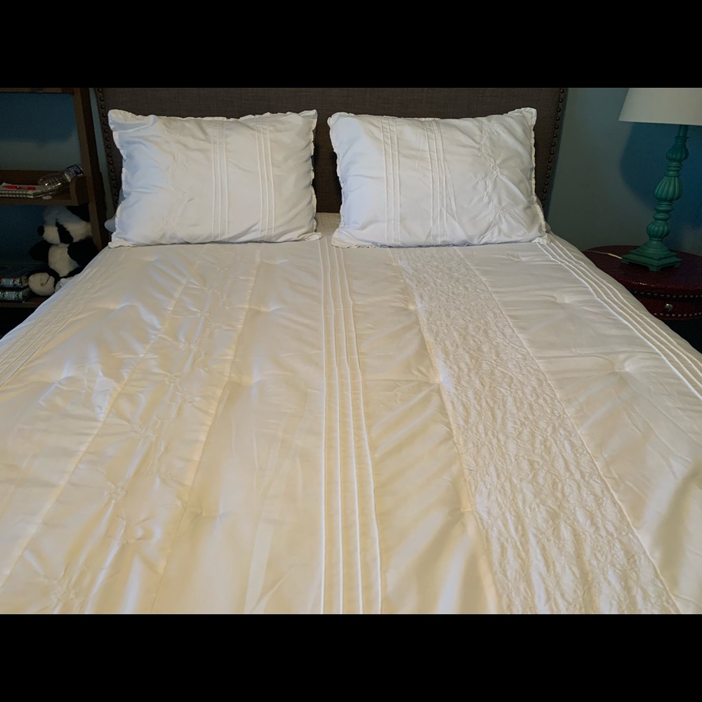 Queen comforter and 2 standard shams. White.